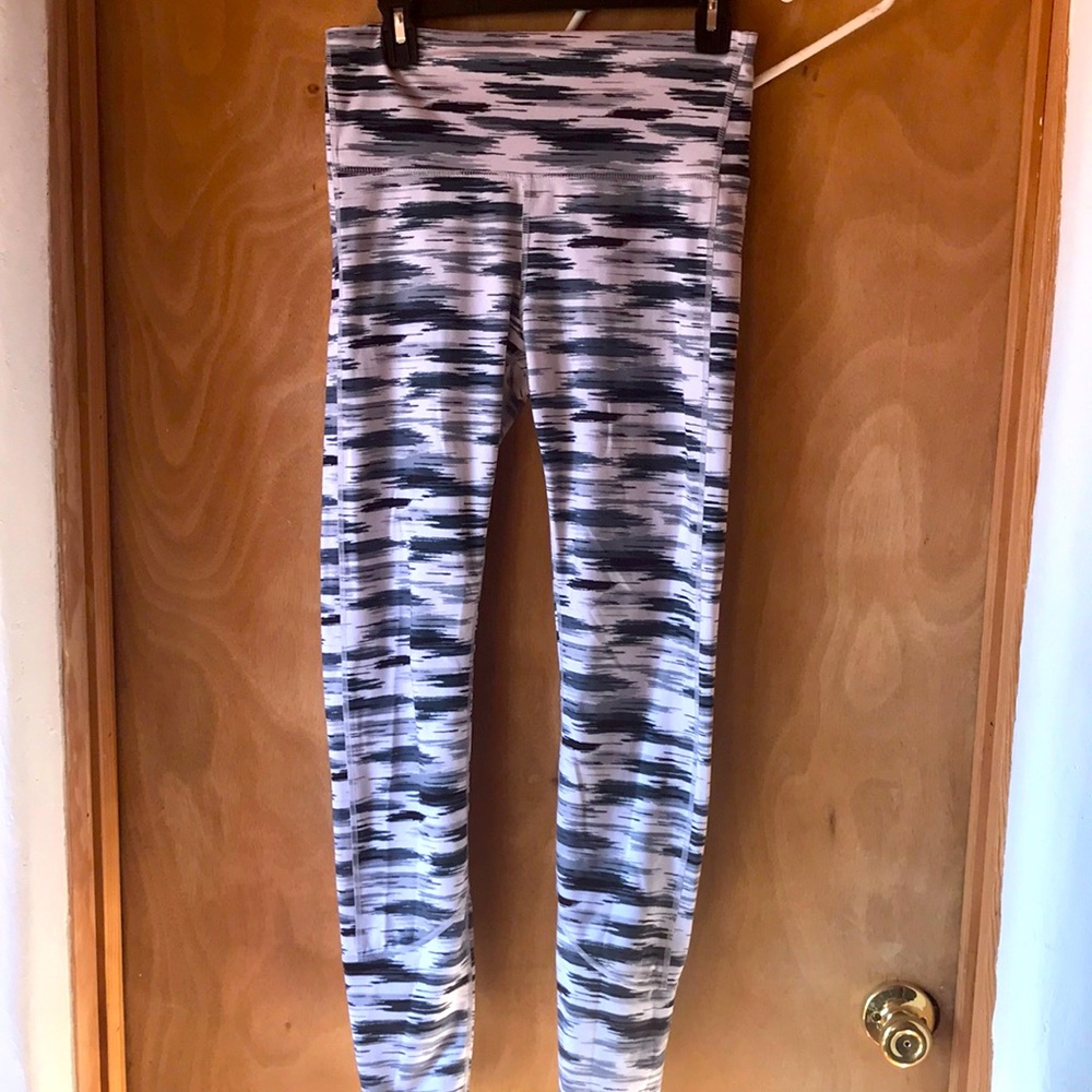 Gap fit grey patterned leggings size medium